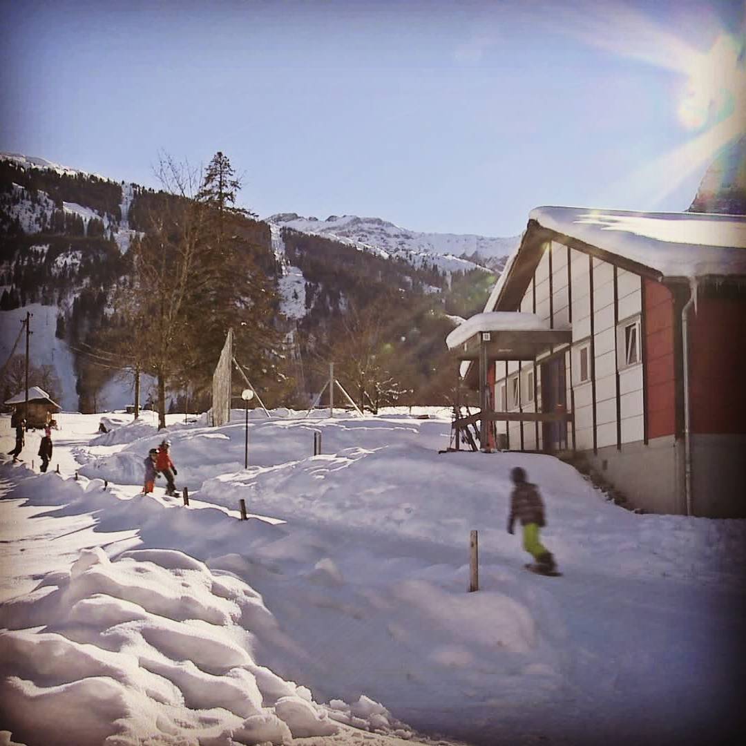 Habt ihr Lust auf ein Ski-Weekend mit euren Besten?Top Pistenverhältnisse, relaxen im Hot-Tube, Fondueplausch in gemütlicher Atmosphäre und vieles mehr... Mit unserem Weekendspecial könnt ihr von tollen Gästetarifen auf Melchsee-Frutt profitieren. Und das Beste daran: der Spass ist garantiert! #skiweekend #melchseefrutt #havefun #bestfriends #weekendspecial #sportcampmelchtal#sportcamp.ch