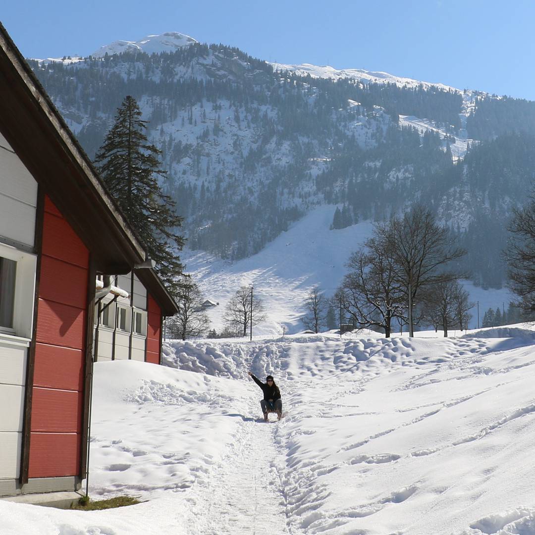 Bis vor d'Huistirä chaisch fahrä! #sledging #skiing #snowboarding #sportcampmelchtal #bisvordhuistirä #fun #winter #nofilter #sportcamp.ch